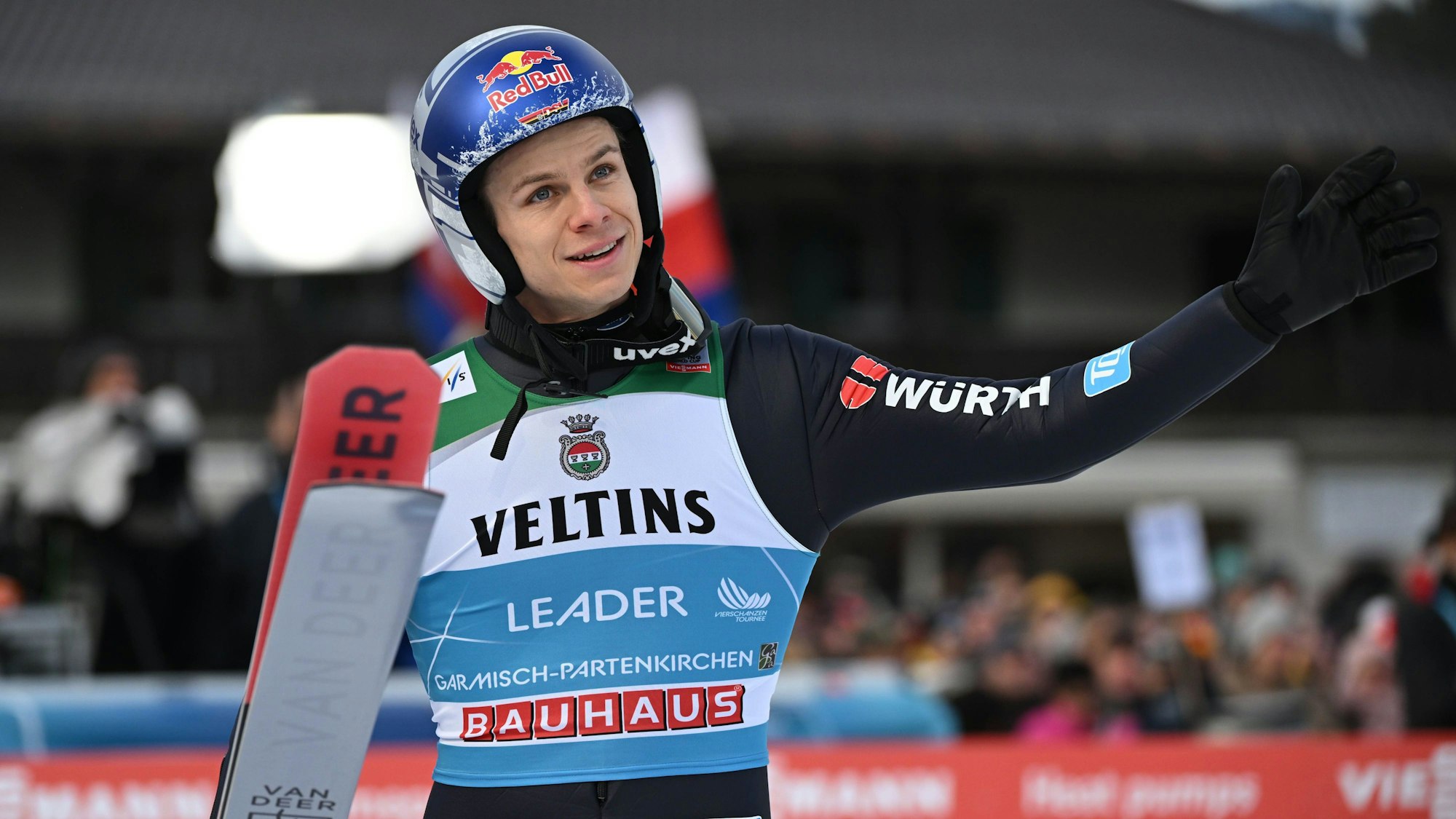 Andreas Wellinger winkt beim Neujahrsspringen 2024 in Garmisch-Partenkirchen Richtung Fans.