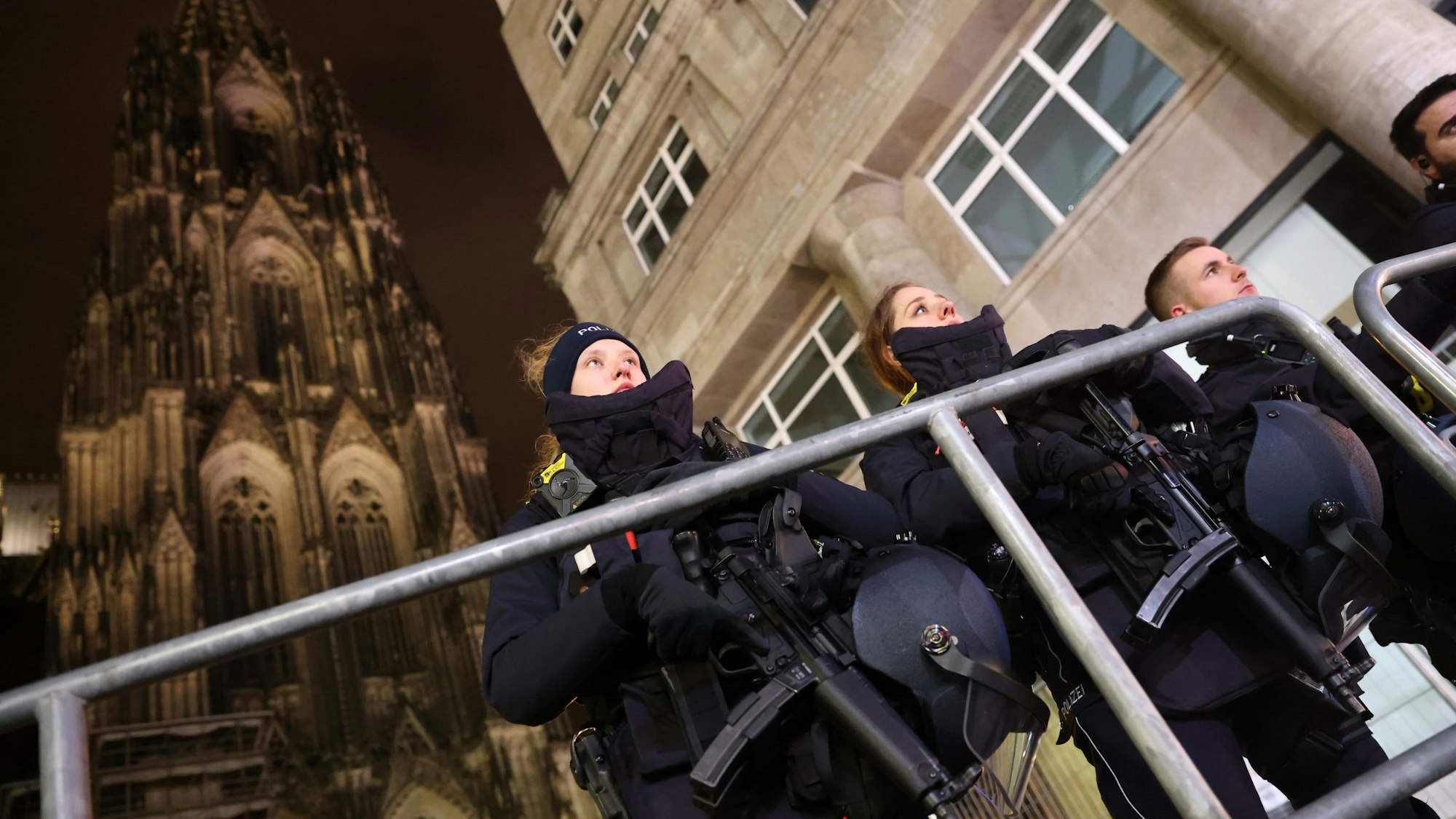 Einsatzkräfte der Polizei patrouillierten am Kölner Dom mit Maschinenpistolen.