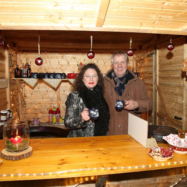 Sonja und Ralf Haase, errichten in ihrem Garten ein Weihnachtsdorf&nbsp;