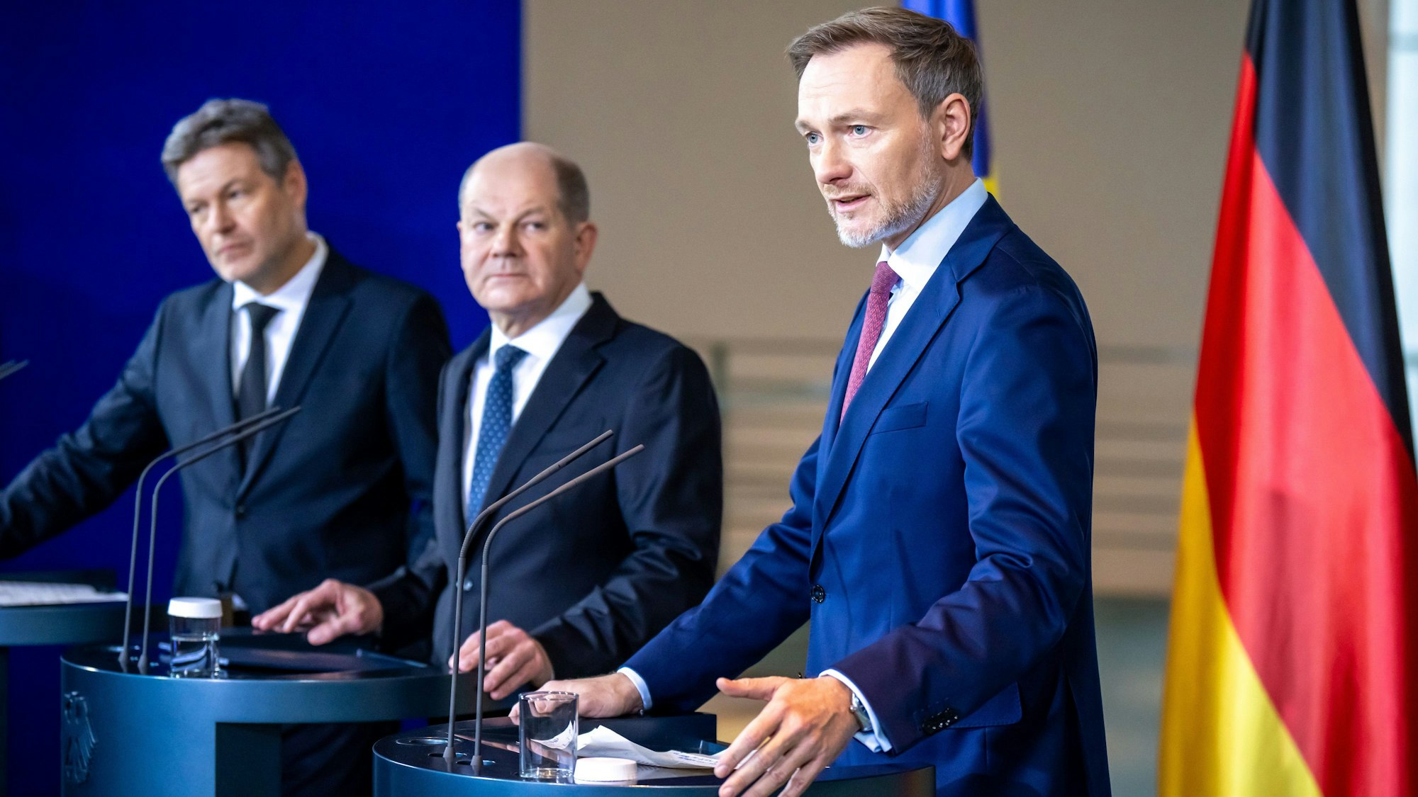 Wirtschaftsminister Robert Habeck (Grüne), Bundeskanzler Olaf Scholz (SPD) und Finanzminister Christian Lindner (FDP) bei einer Pressekonferenz. (Archivbild)
