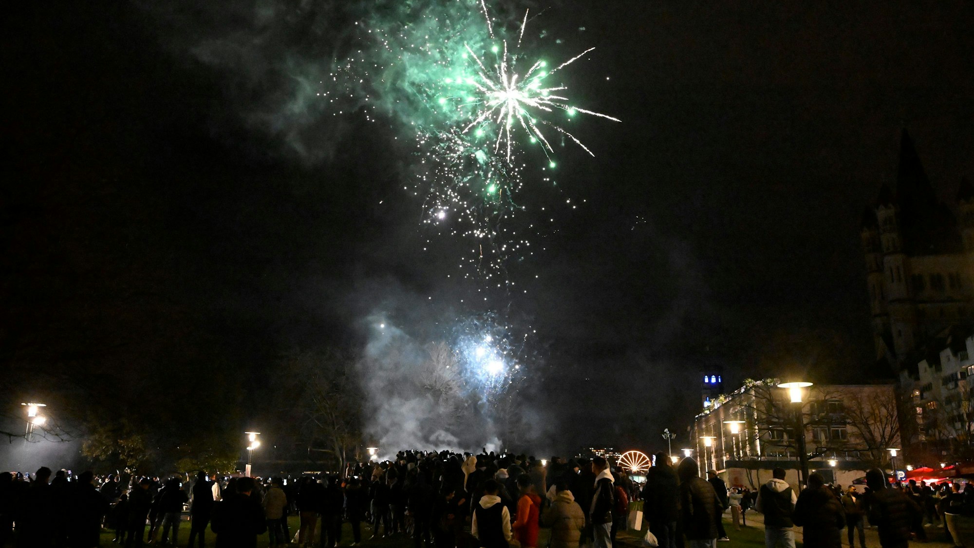 Köln: Menschen zünden in der Altstadt Feuerwerkskörper, um das neue Jahr 2024 willkommen zu heißen. Laut Polizei war es eine eher ruhige Silvesternacht.