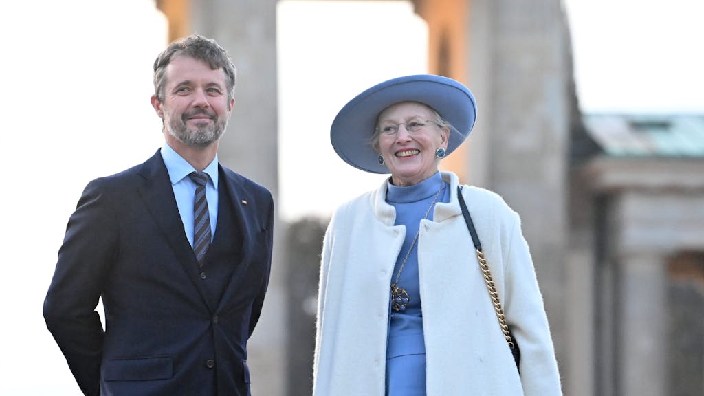 Frederik, Kronprinz von Dänemark und Königin Margrethe II. von Dänemark stehen am 10. November 2021 vor dem Brandenburger Tor in Berlin. Frederik wird seiner Mutter in wenigen Tagen auf dem Thron folgen.