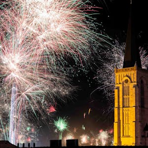 Das Bild zeigt Feuerwerk in der Silvesternacht an der Herz-Jesu-Kirche in Euskirchen.