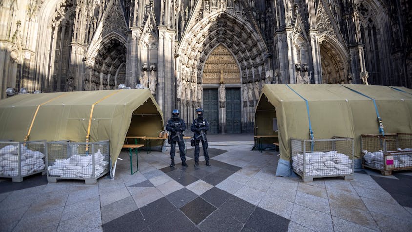 Vor dem Pontifikalamt im Kölner Dom zum Jahresabschluss mit Kardinal Woelki wird das Domumfeld von Einsatzkräften der Polizei mit Maschinenpistolen stark bewacht.&nbsp;