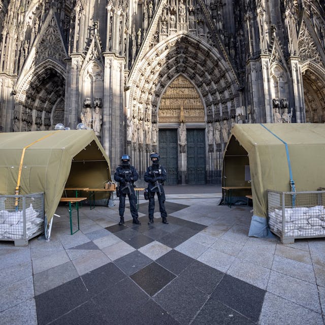 Vor dem Pontifikalamt im Kölner Dom zum Jahresabschluss mit Kardinal Woelki wird das Domumfeld von Einsatzkräften der Polizei mit Maschinenpistolen stark bewacht.&nbsp;