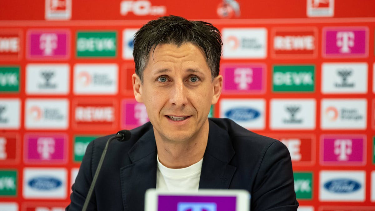 Christian Keller spricht auf einer Pressekonferenz des 1. FC Köln.