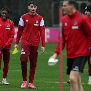 Die Talente Justin Diehl (l.) und Jaka Cuber Potocnik mischten beim Trainingsauftakt der Kölner Profis mit.