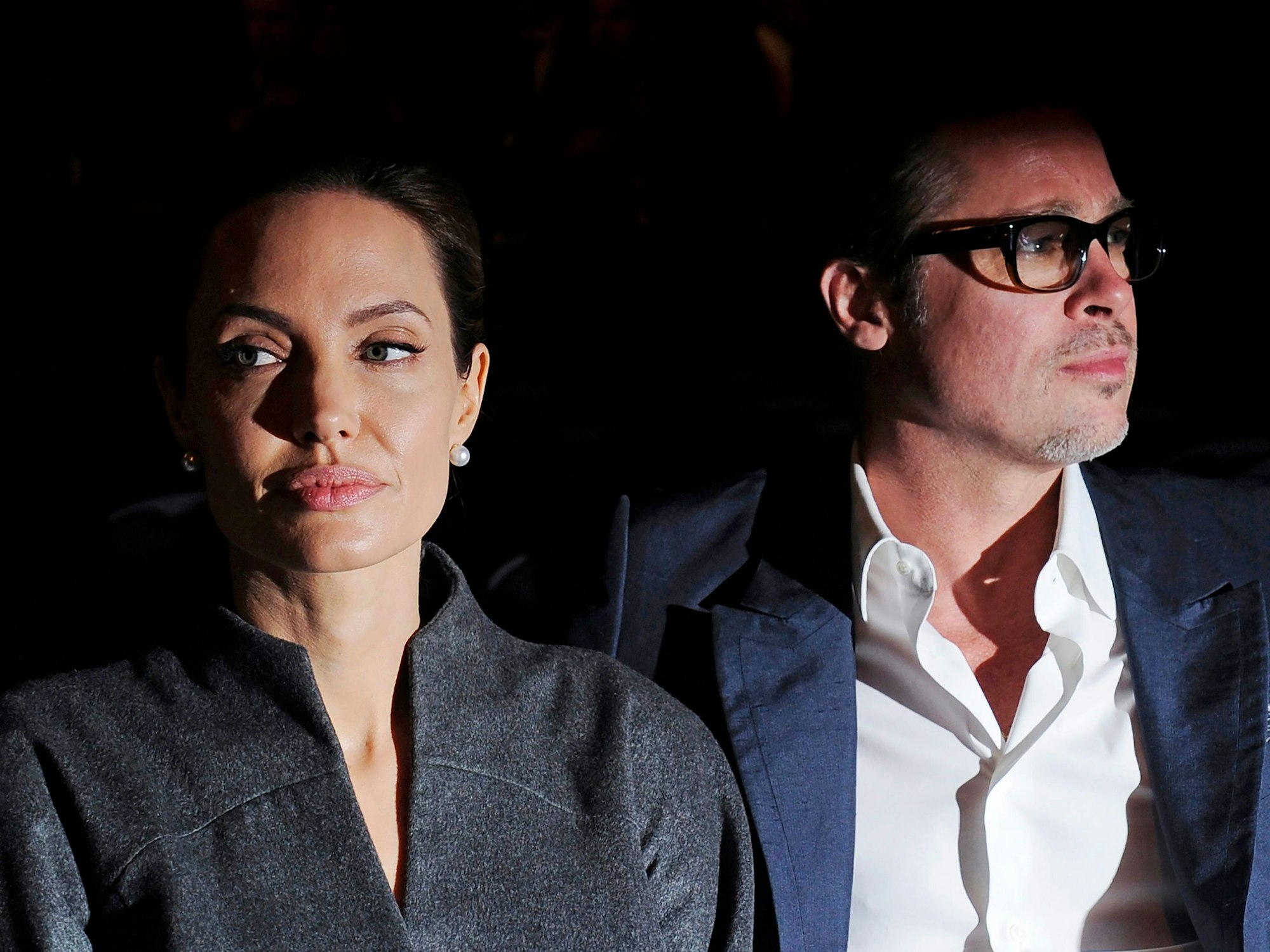 Das damalige US-Schauspielerpaar Angelina Jolie und Brad Pitt 2014 düster dreinblickend aufgenommen.