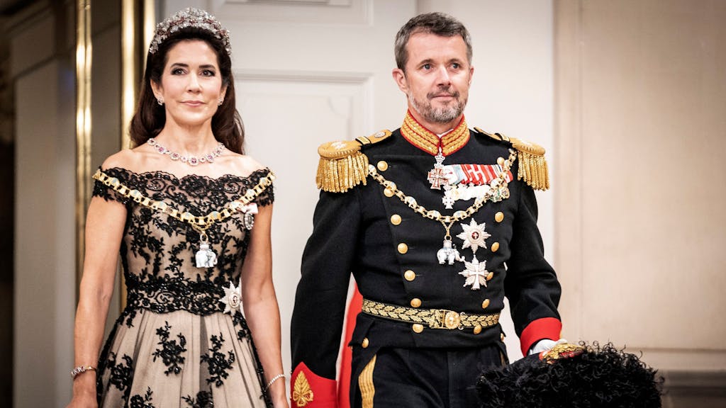 Kronprinz Frederik von Dänemark und Kronprinzessin Mary kommen zum Galabankett im Schloss Christiansborg.&nbsp;