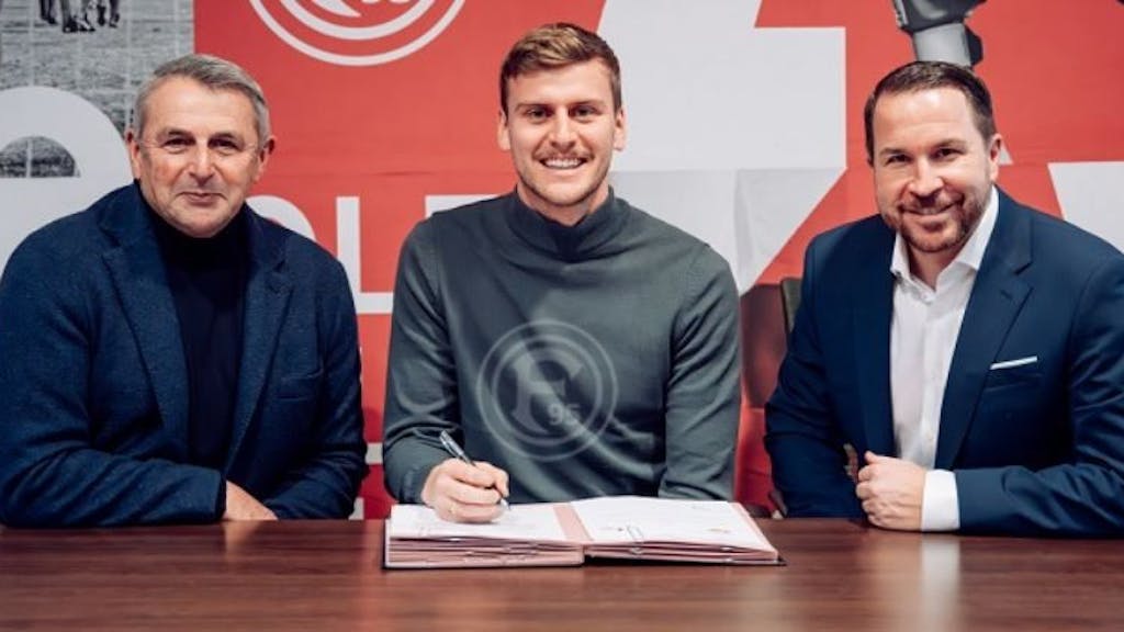 Fortuna Düsseldorf verstärkt sich mit Christoph Daferner. Hier unterzeichnet der Mittelstürmer an der Seite von Klaus Allofs und Christian Weber seinen Vertrag.