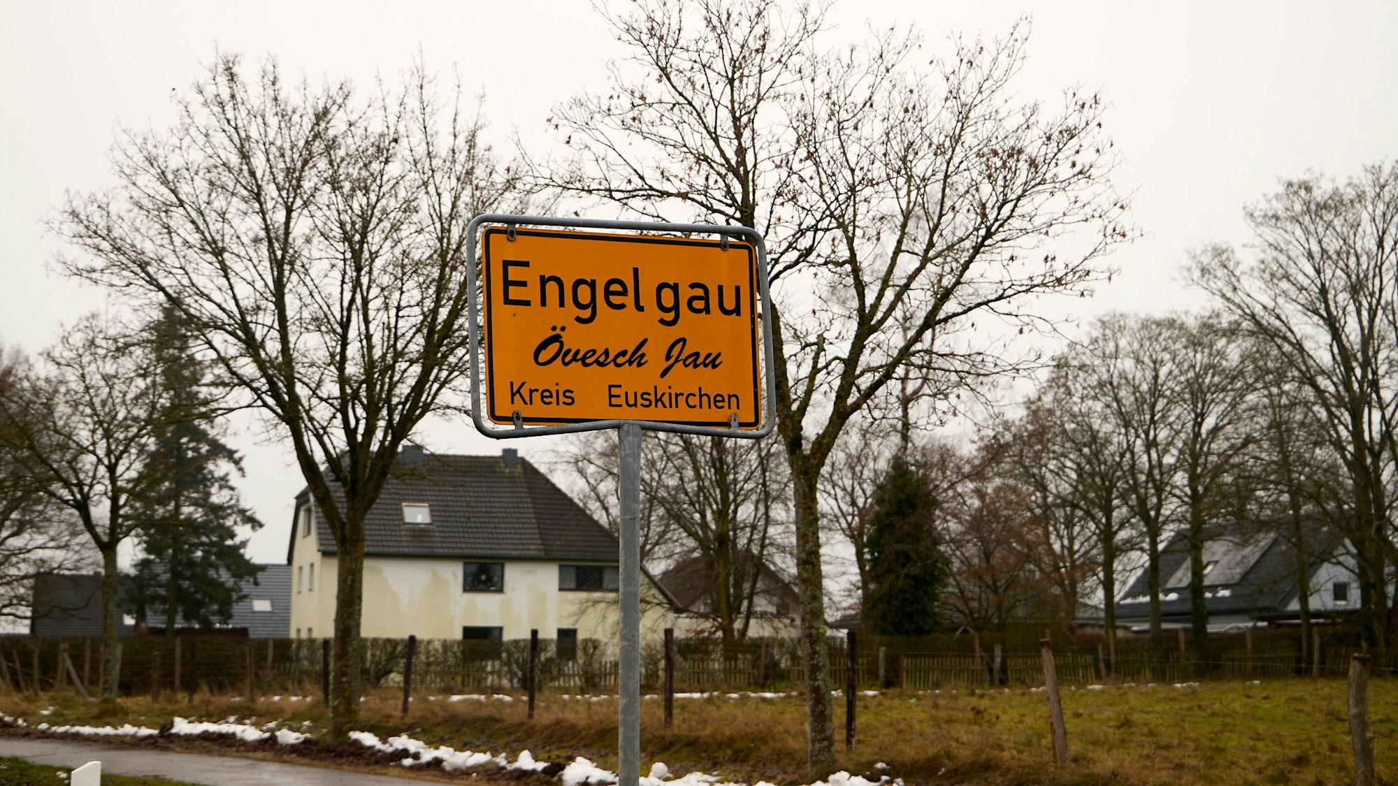 Das gelbe Schild am Ortseingang von Engelgau trägt in dieser Fotomontage neben dem Ortsnamen oben und dem Schriftzug Kreis Euskirchen unten auch den nun erlaubten Zusatz auf Eifeler Platt in der Mitte: Övesch Jau.