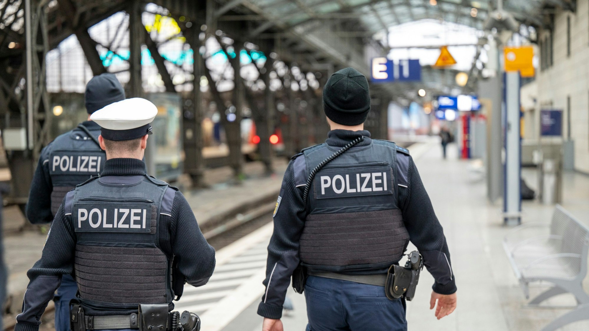 21.12.2023, Köln: Polizeibeamte patrouillieren auf Gleis 1 im Hauptbahnhof. Foto: Uwe Weiser