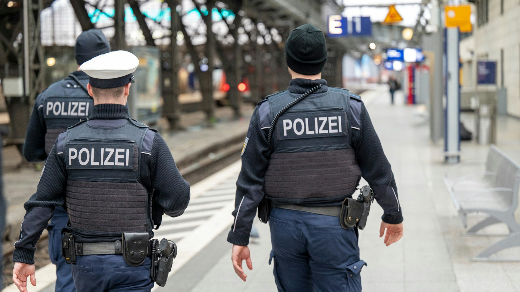 Polizeibeamte patrouillieren auf Gleis 1 im Kölner Hauptbahnhof.