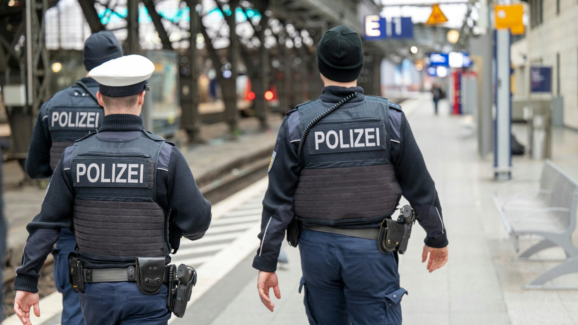 Polizeibeamte patrouillieren auf Gleis 1 im Hauptbahnhof.