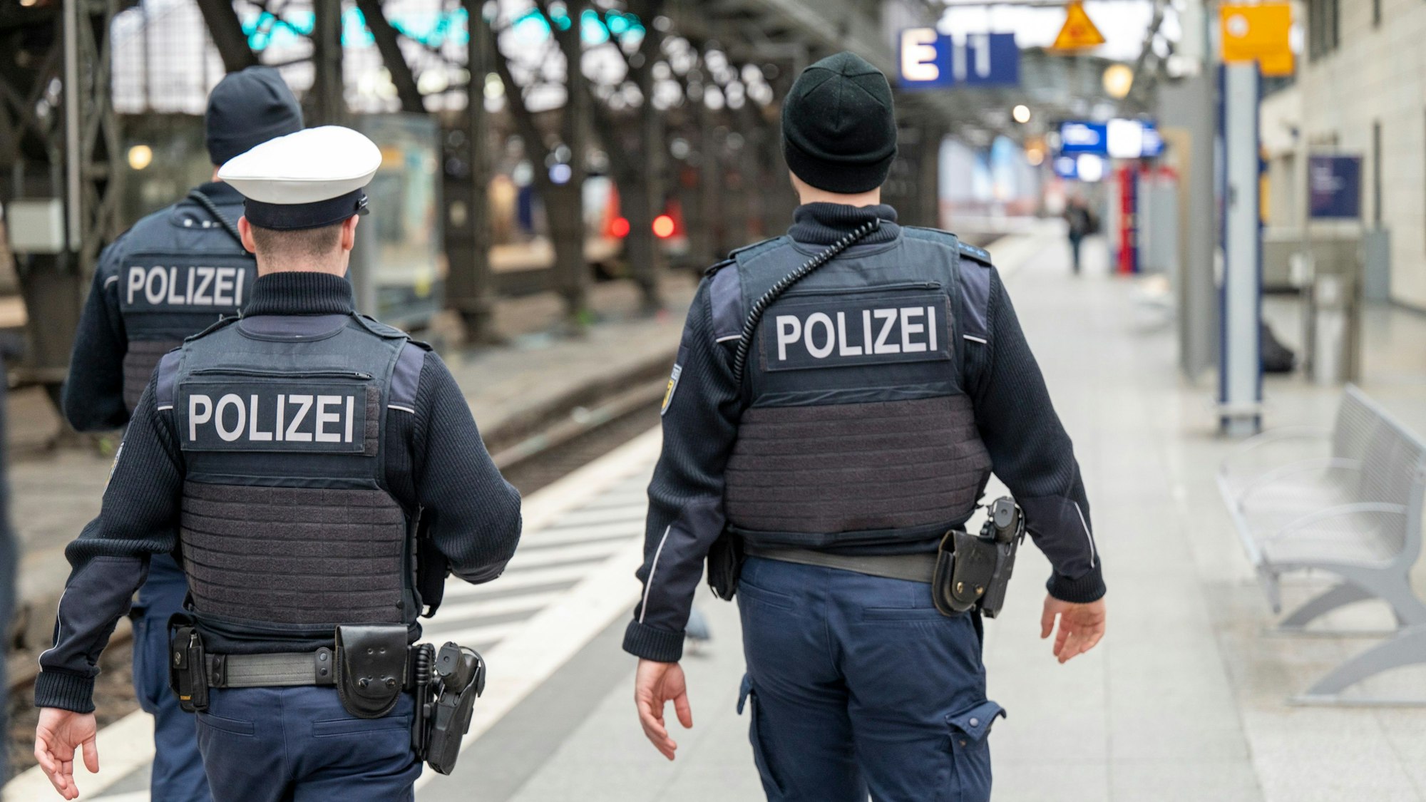 Polizeibeamte patrouillieren auf Gleis 1 im Hauptbahnhof.