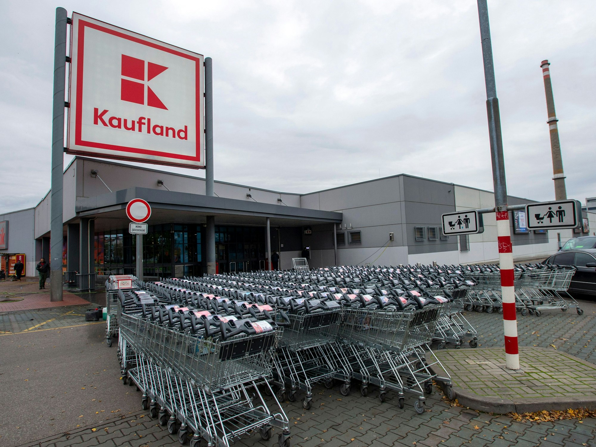 Einkaufswagen stehen vor einem geschlossenen Supermarkt der Kette Kaufland, hier im November 2020 in Prag.