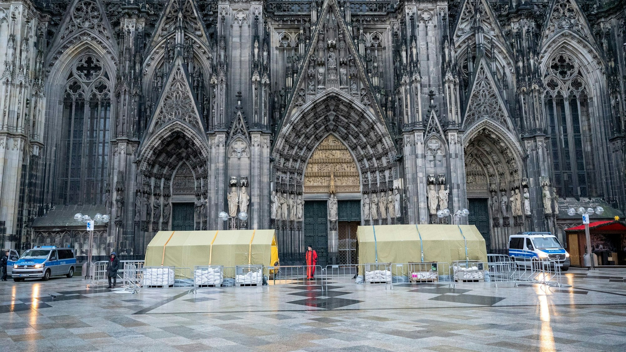 Zelte für Einlasskontrollen stehen vor dem Kölner Dom.