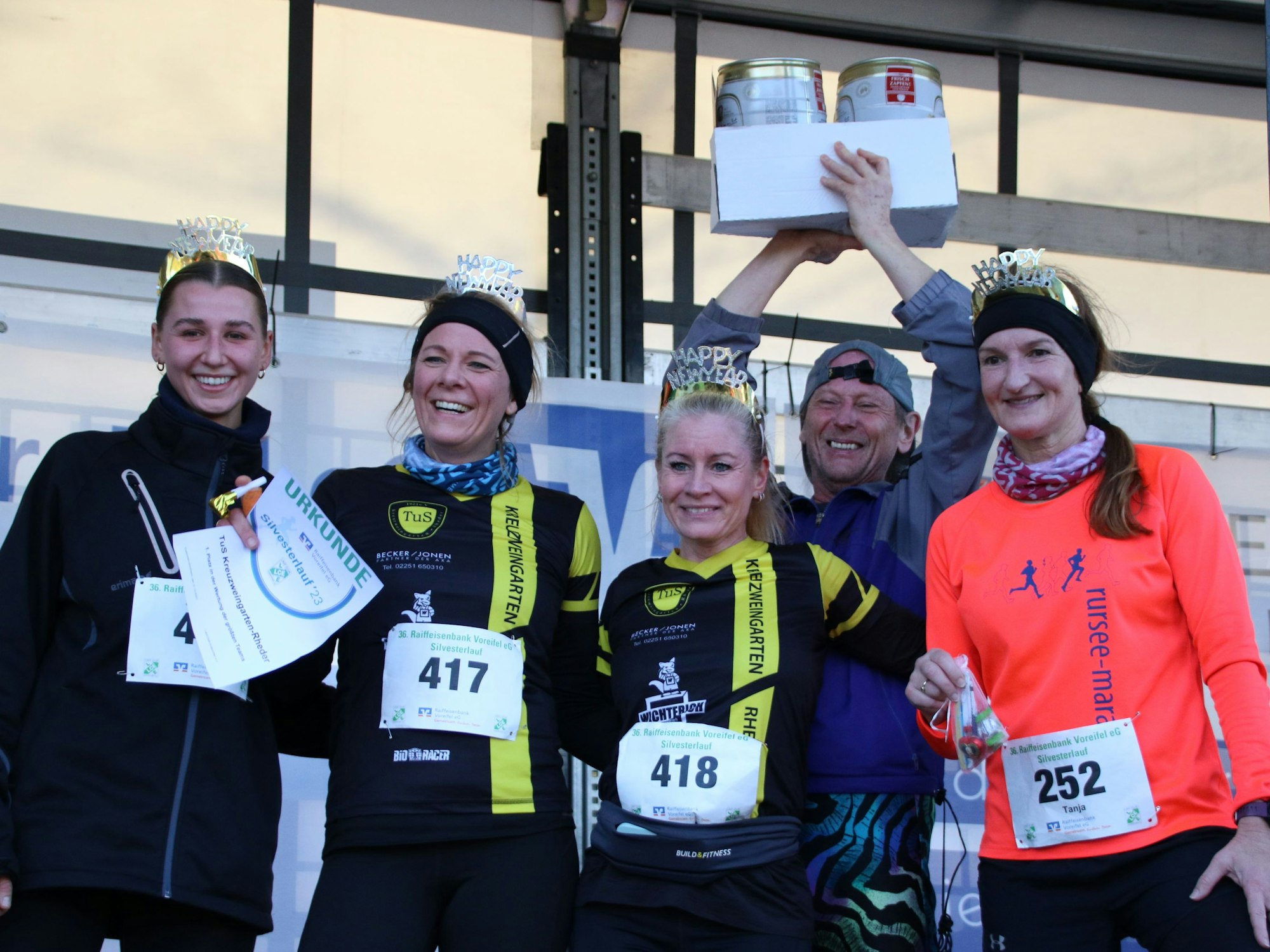 Das Bild zeigt fünf Sportlerinnen und Sportler des TuS, die sich über die Auszeichnung freuen.