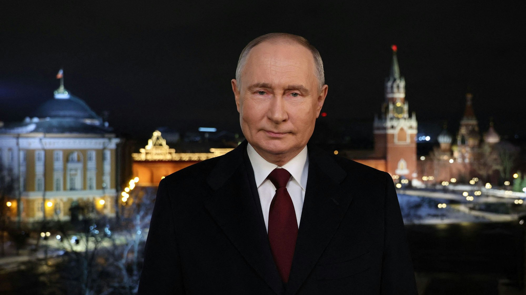 Die vom Kreml veröffentlichte Aufnahme soll Wladimir Putin, Präsident von Russland, während einer Aufzeichnung seiner jährlichen, im Fernsehen übertragenen Neujahrsbotschaft in der Silvesternacht im Kreml zeigen. Das Video sorgte für zahlreiche Spekulationen.