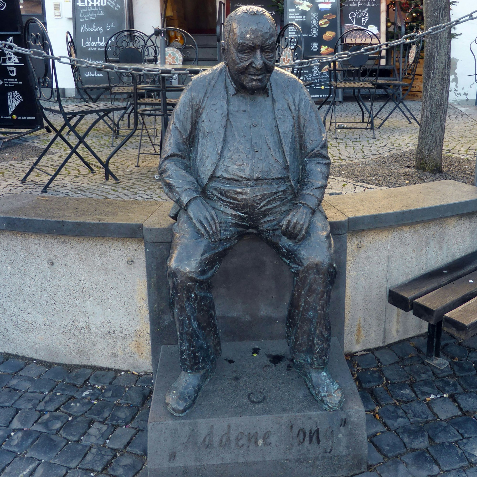 Bild der Skulptur des „Addene Jong“ auf dem historischen Marktplatz von Adenau.