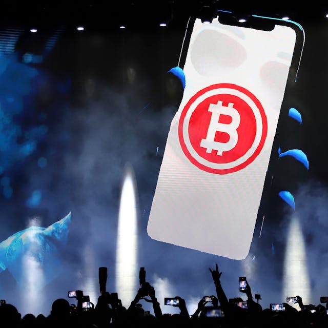 Ein Bitcoin-Symbol wird auf einer Bühne gezeigt.