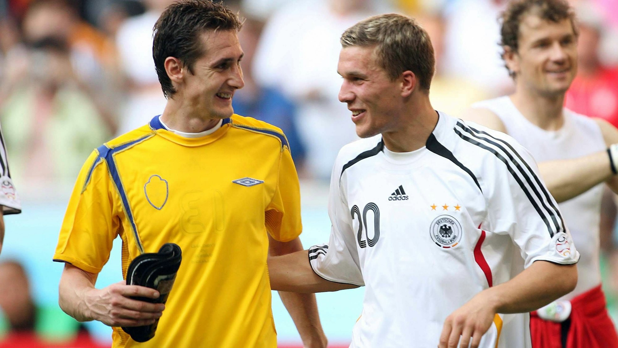 Lukas Podolski, hier mit Miroslav Klose, bei der WM 2006. Das neue Trikot zur EM 2024 könnte stark an die deutschen Trikots der Heim-WM 2006 erinnern, zumindest laut eines Leaks. (Archivbild)
