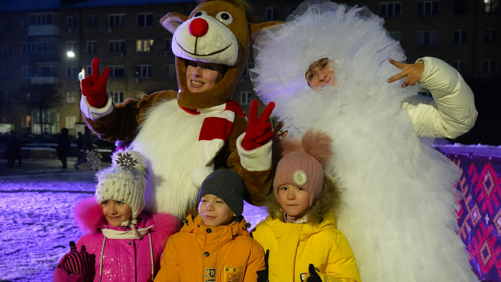 Für die Kinder wird in Butscha versucht, Normalität zu spielen - auch wenn die Erwachsenen nicht in Feierlaune sind.