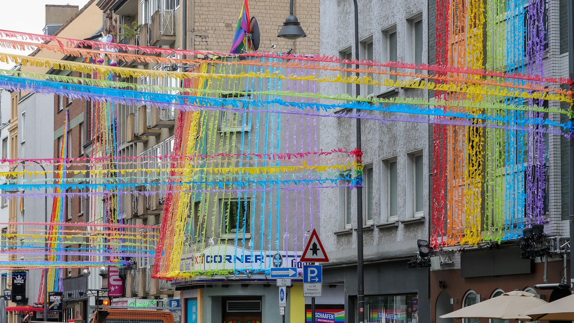 Das Ex Corner in der Schaafenstraße, hier vor Beginn des Cologne Pride im Sommer.



