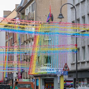 Die Schaafenstraße ist mit zahlreichen Regenbogengirlanden geschmückt.