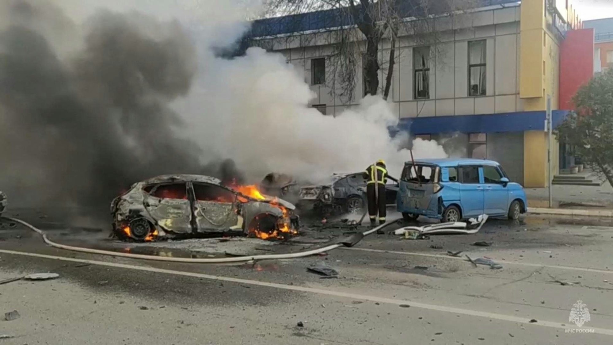 Brennende Autos in der russischen Stadt Belgorod. Ukrainischen Angaben zufolge war „unprofessionelle“ Arbeit der russischen Luftabwehr für die Einschläge im Stadtzentrum verantwortlich. Russland spricht derweil von „Terror“ – und greift selbst sofort wieder zivile Ziele an.
