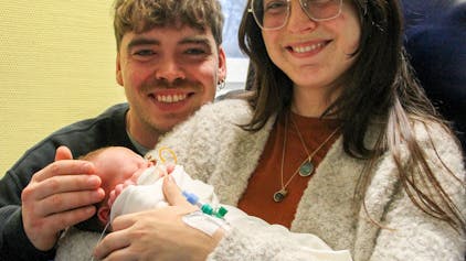 Die frisch gebackenen Eltern Ana-Emilia Salsamendi und Anton Froleyks mit ihrem Sohn Paco – das erste Kind, das 2024 im Klinikum Leverkusen zur Welt kam.