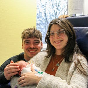 Die frisch gebackenen Eltern Ana-Emilia Salsamendi und Anton Froleyks mit ihrem Sohn Paco – das erste Kind, das 2024 im Klinikum Leverkusen zur Welt kam.