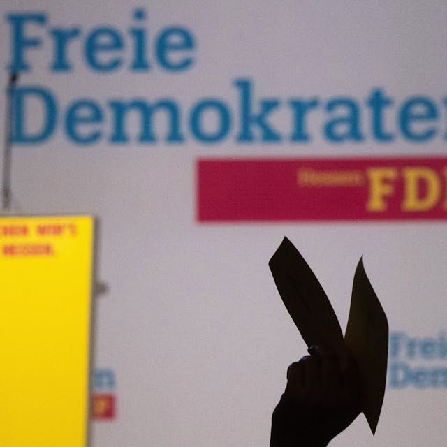 Eine Delegierte stimmt während des Landesparteitages und der Landesmitgliederversammlung der FDP Hessen in der Stadthalle ab. (Archivbild)