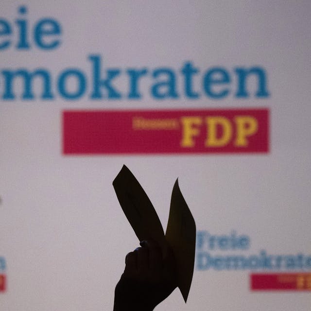 Bei der FDP-Mitgliederbefragung hat sich eine knappe Mehrheit für den Verbleib in der Ampel-Koalition mit SPD und Grünen ausgesprochen.