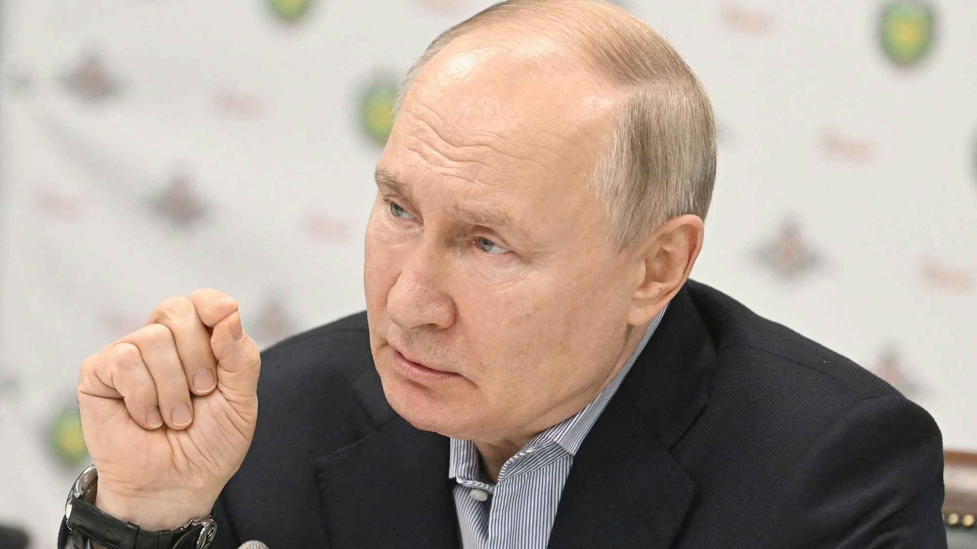 Wladimir Putin hat sich bei einem Besuch in einem Moskauer Militärkrankenhaus zum Krieg gegen die Ukraine geäußert – und mit heftigeren Angriffen gedroht.
