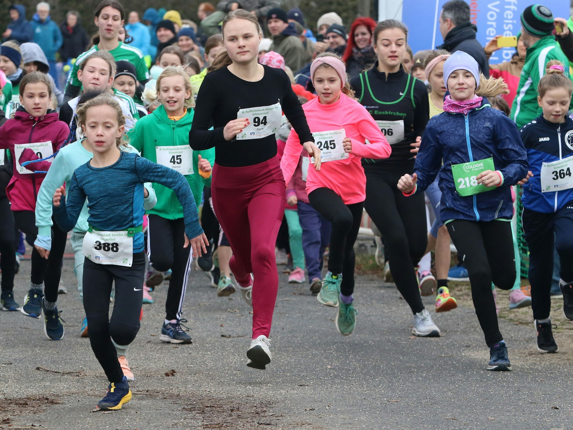 Das Bild zeigt den Lauf der Schülerinnen wenige Meter nach dem Startschuss.