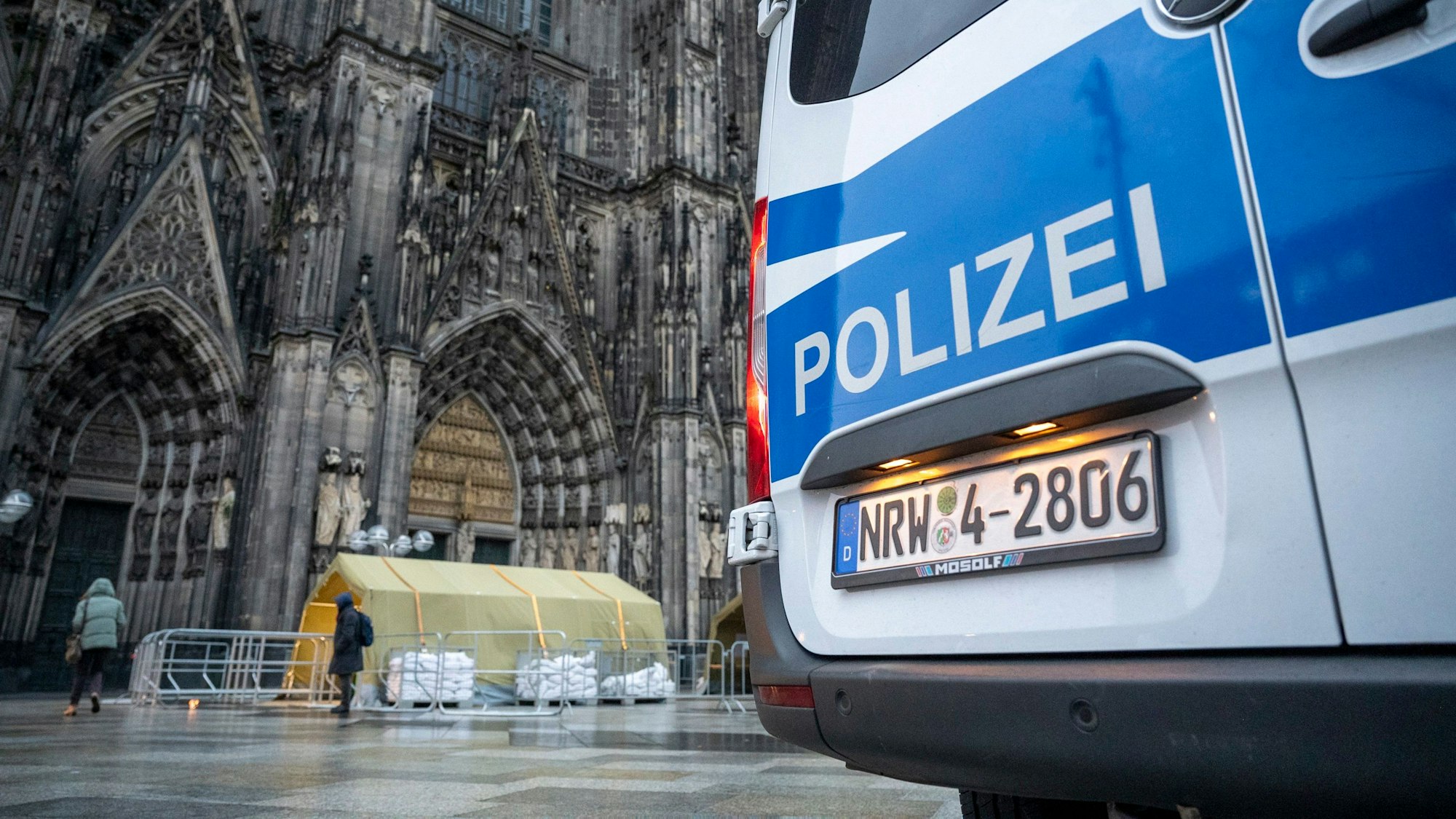 01.01.2024, Köln: Wegen eines befürchteten Anschlags bewacht die Polizei den Dom. Die Silvesternacht blieb ruhig.
 Foto: Uwe Weiser