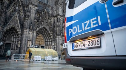 Ein Polizeiwagen steht vor dem Kölner Dom.&nbsp;