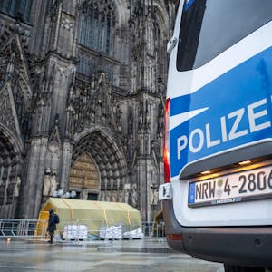Ein Polizeiwagen steht vor dem Kölner Dom.&nbsp;
