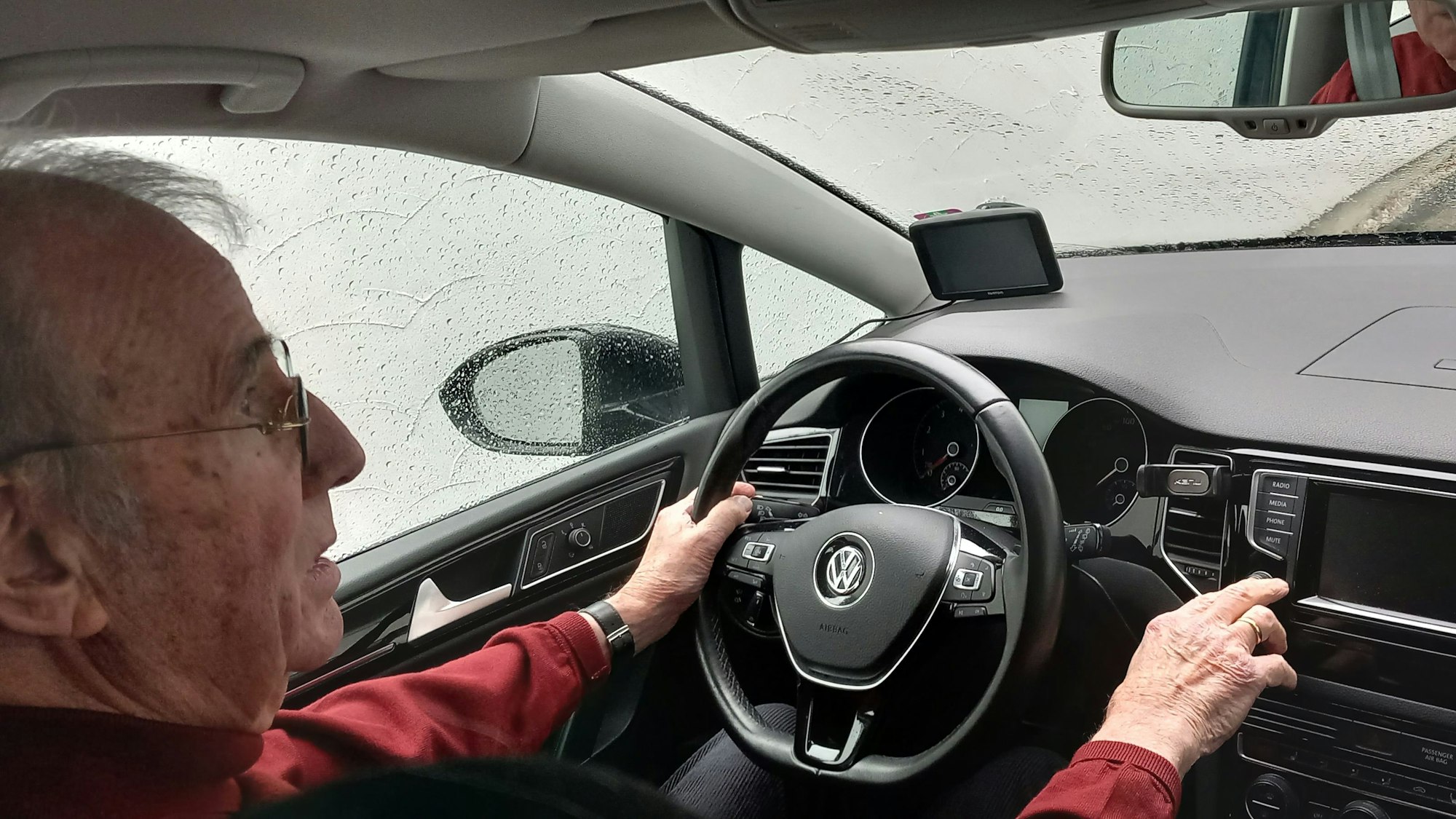 Dr. Michael Vollert aus Rheinbach am Steuer seines VW Golf Sportsvan