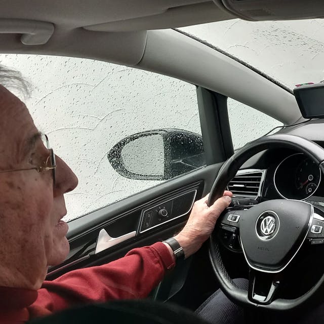 Dr. Michael Vollert aus Rheinbach am Steuer seines VW Golf Sportsvan