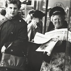 Chargesheimer: <em>Zeitungsfrau auf der Schildergasse um 1959. </em>