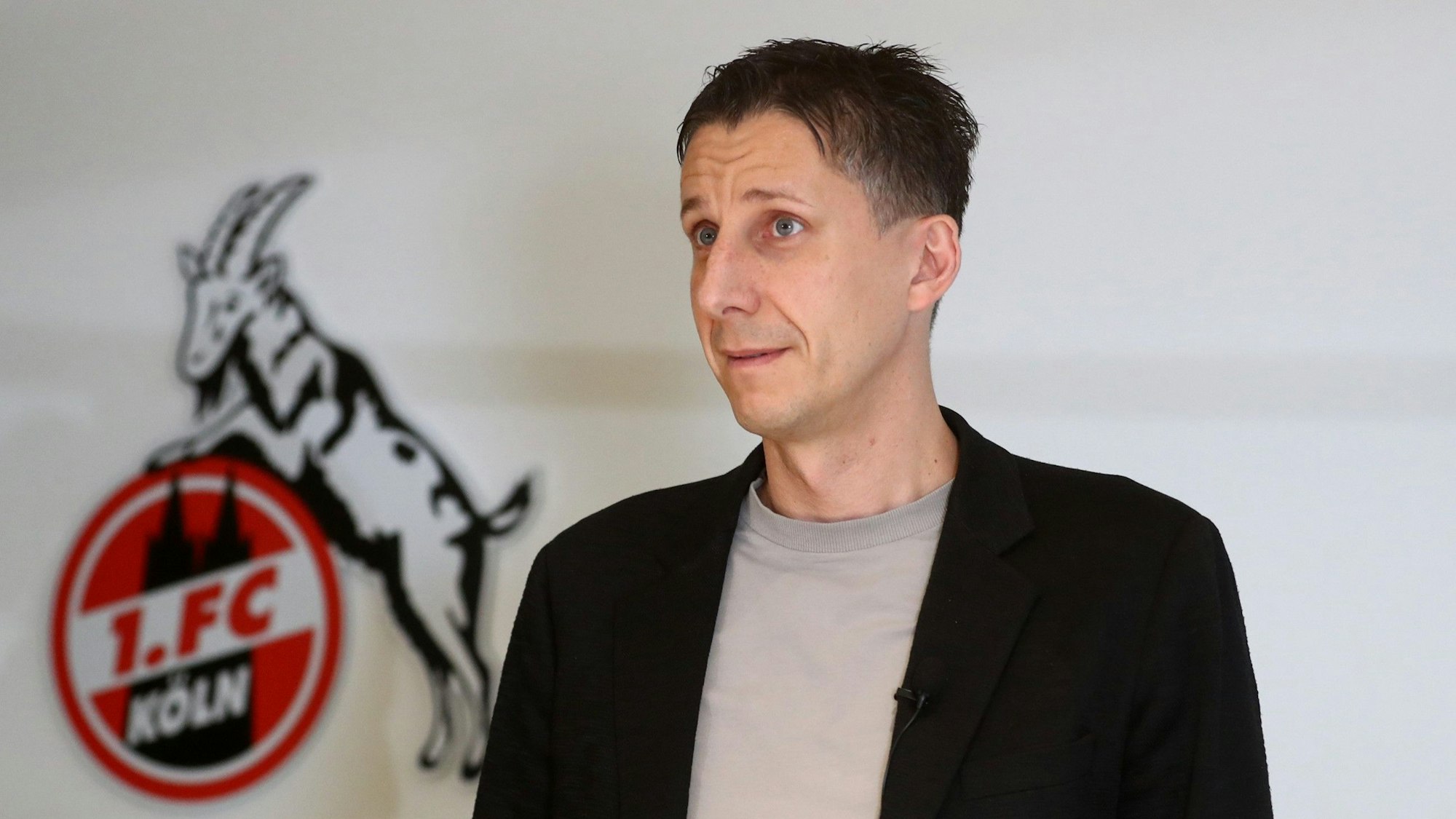 Kölns Sport-Geschäftsführer Christian Keller steht am Geißbockheim Rede und Antwort.