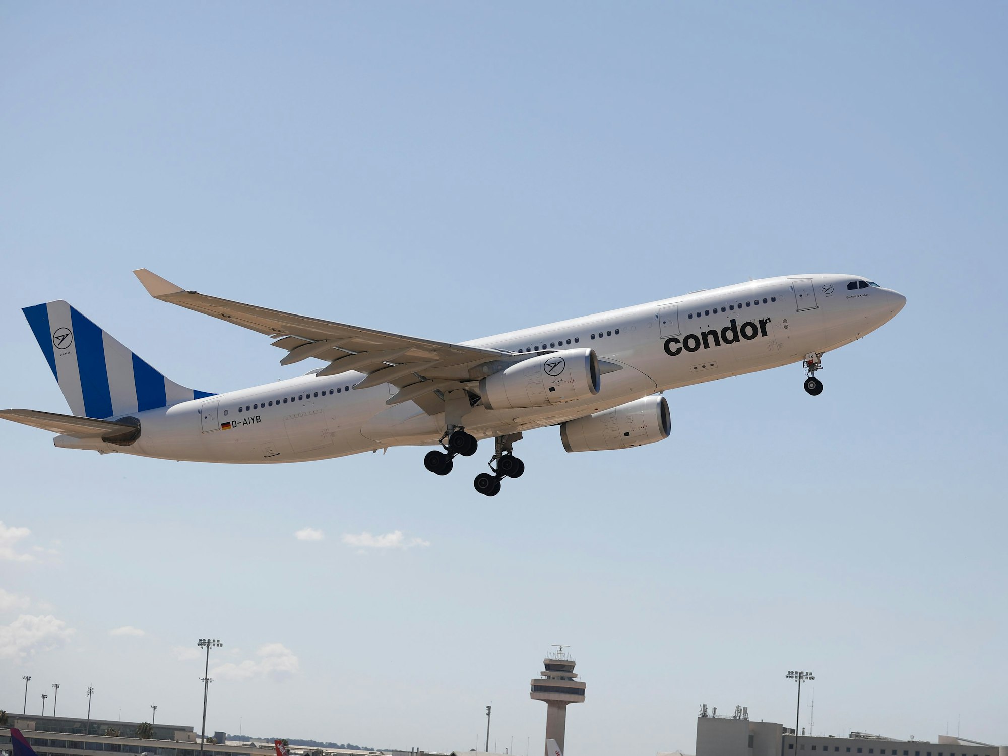 Ein Flug der Fluggesellschaft Condor hebt auf dem Flughafen ab, hier im Juli 2022 in Palma.