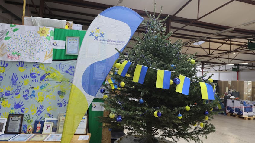 Weihnachtsbaum in einer Lagerhalle des Hilfsvereins Blau-gelbes Kreuz in Köln.

