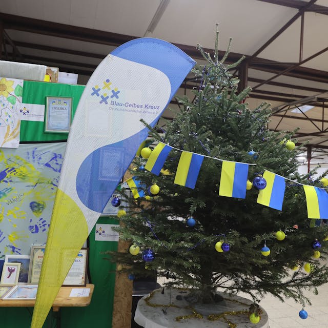 Weihnachtsbaum in einer Lagerhalle des Hilfsvereins Blau-gelbes Kreuz in Köln.

