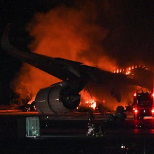 Ein Airbus A350 steht am Flughafen Tokio-Haneda in Flammen. Das Flugzeug mit fast 380 Menschen an Bord raste mit hoher Geschwindigkeit in ein Flugzeug der japanischen Küstenwache. Fünf der Insassen kamen dabei ums Leben.