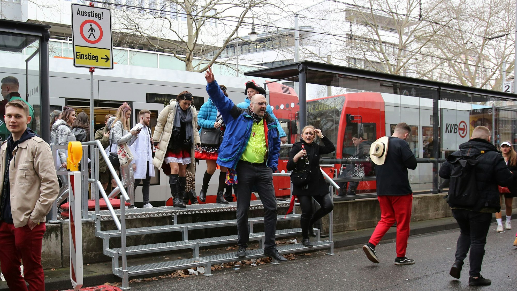Menschen steigen an Karneval aus einer KVB-Bahn an der Haltestelle „Zülpicher Straße“.