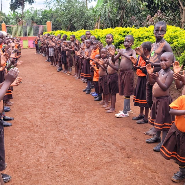 Zur Begrüßung der Vereinsmitglieder von „Morsbach for Children in Uganda“ führten die Kinder und Jugendlichen von der Crownstar Junior School in Masaka einen Tanz auf.


