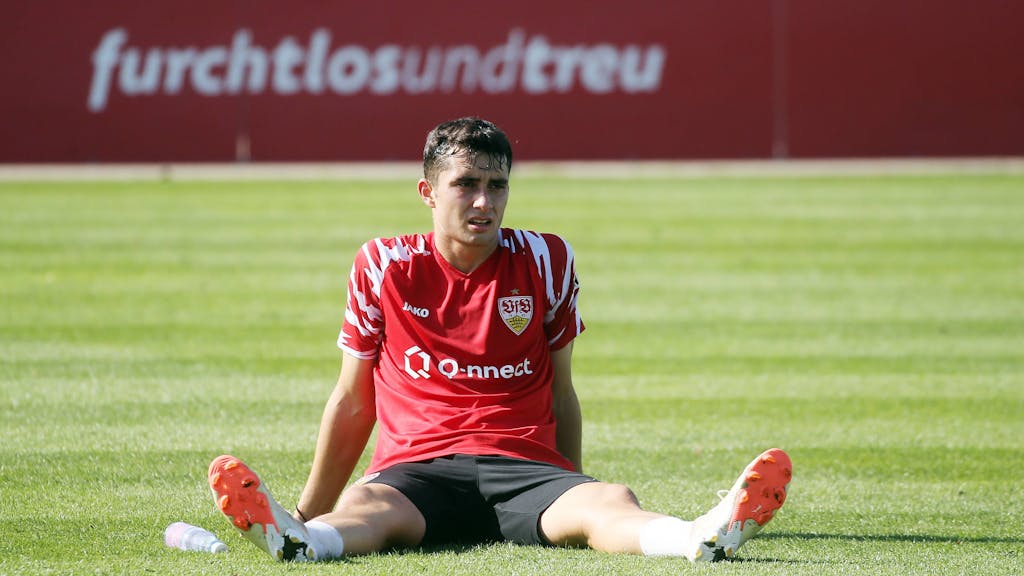 Thomas Kastanaras sitzt bei einer Trainingseinheit des VfB Stuttgart auf dem Rasen.